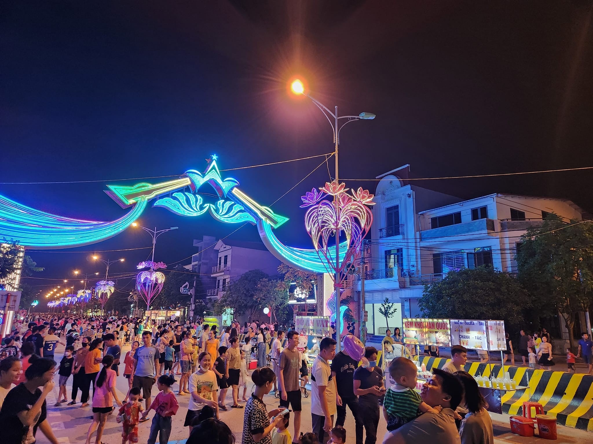 Không gian tại đây vô cùng nhộn nhịp và sôi động, là nơi lý tưởng để bạn thư giãn, mua sắm và tham gia các hoạt động thú vị 